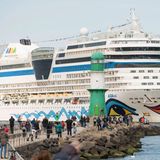 Ende der Durststrecke: Im Mai  2021 passiert die "Aida Sol" die Mole in Warnemünde, und die ersten Ostsee-Kreuzfahrten können ab Rostock beginnen. Auch ab Kiel und Hamburg stechen im Juni die ersten Kussmund-Schiffe wieder in See.
