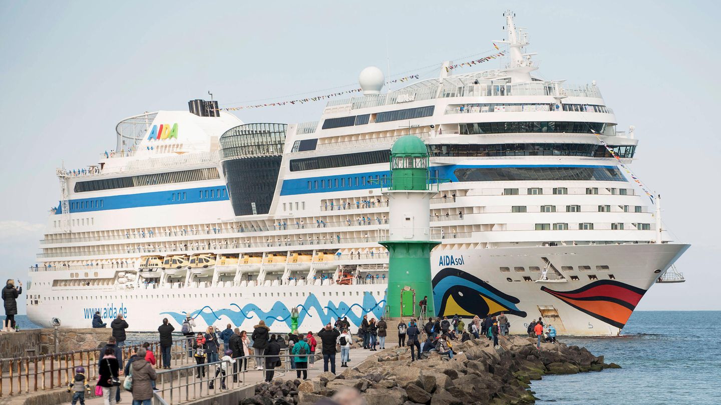 Ende der Durststrecke: Im Mai  2021 passiert die "Aida Sol" die Mole in Warnemünde, und die ersten Ostsee-Kreuzfahrten können ab Rostock beginnen. Auch ab Kiel und Hamburg stechen im Juni die ersten Kussmund-Schiffe wieder in See.
