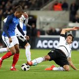 Mats Hummels trennt Kylian Mbappé vom Ball