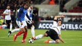 Mats Hummels trennt Kylian Mbappé vom Ball