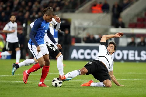 Mats Hummels trennt Kylian Mbappé vom Ball