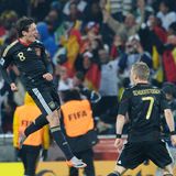 Mesut Özil springt nach seinem Siegtreffer gegen Ghana jubelnd in die Höhe