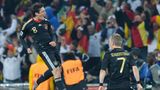 Mesut Özil springt nach seinem Siegtreffer gegen Ghana jubelnd in die Höhe