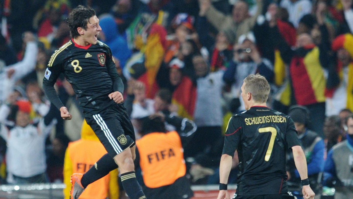 Mesut Özil springt nach seinem Siegtreffer gegen Ghana jubelnd in die Höhe Mesut Özil springt nach seinem Siegtreffer gegen Ghana jubelnd in die Höhe