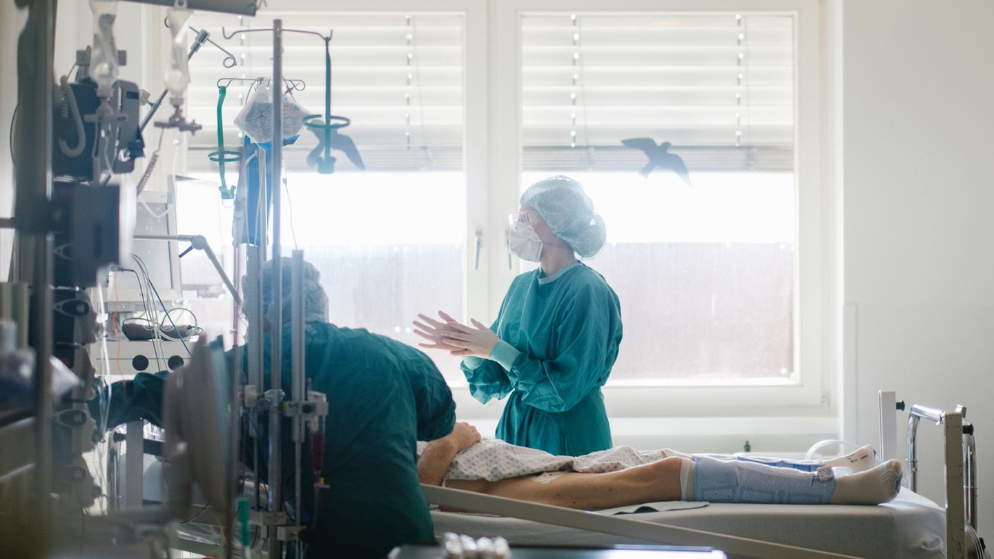 Intensivpflegerinnen versorgen einen Patienten