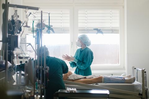 Intensivpflegerinnen versorgen einen Patienten