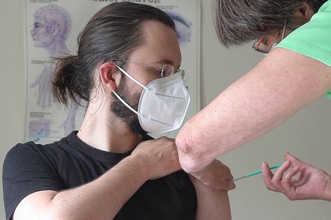 Stern-Redakteur Florian Saul wird mit dem AstraZeneca-Impfstoff gegen Covid-19 geimpft.