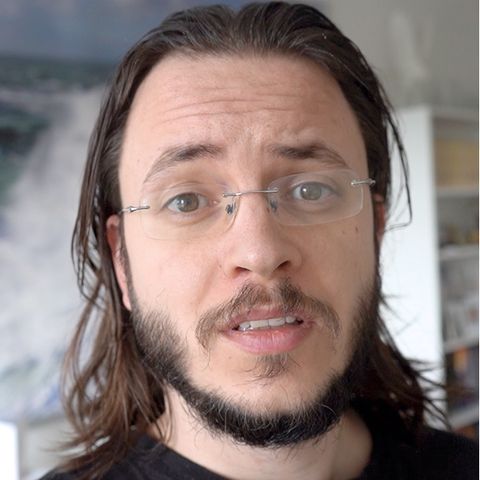 Stern-Redakteur Florian Saul wird mit dem AstraZeneca-Impfstoff gegen Covid-19 geimpft.