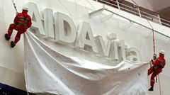 Auf der Aker MTW Werft in Wismar entsteht der erste für die Reederei in Deutschland auf Kiel gelegte Neubau: Die "Aida Vita" wird im Mai 2002 von Doris Schröder-Köpf getauft und ist bereits 202 Meter lang.
