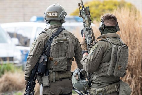 Beamte eines Spezialeinsatzkommandos (SEK) der Frankfurter Polizei stehen an einem Einsatzort im Osten der Stadt