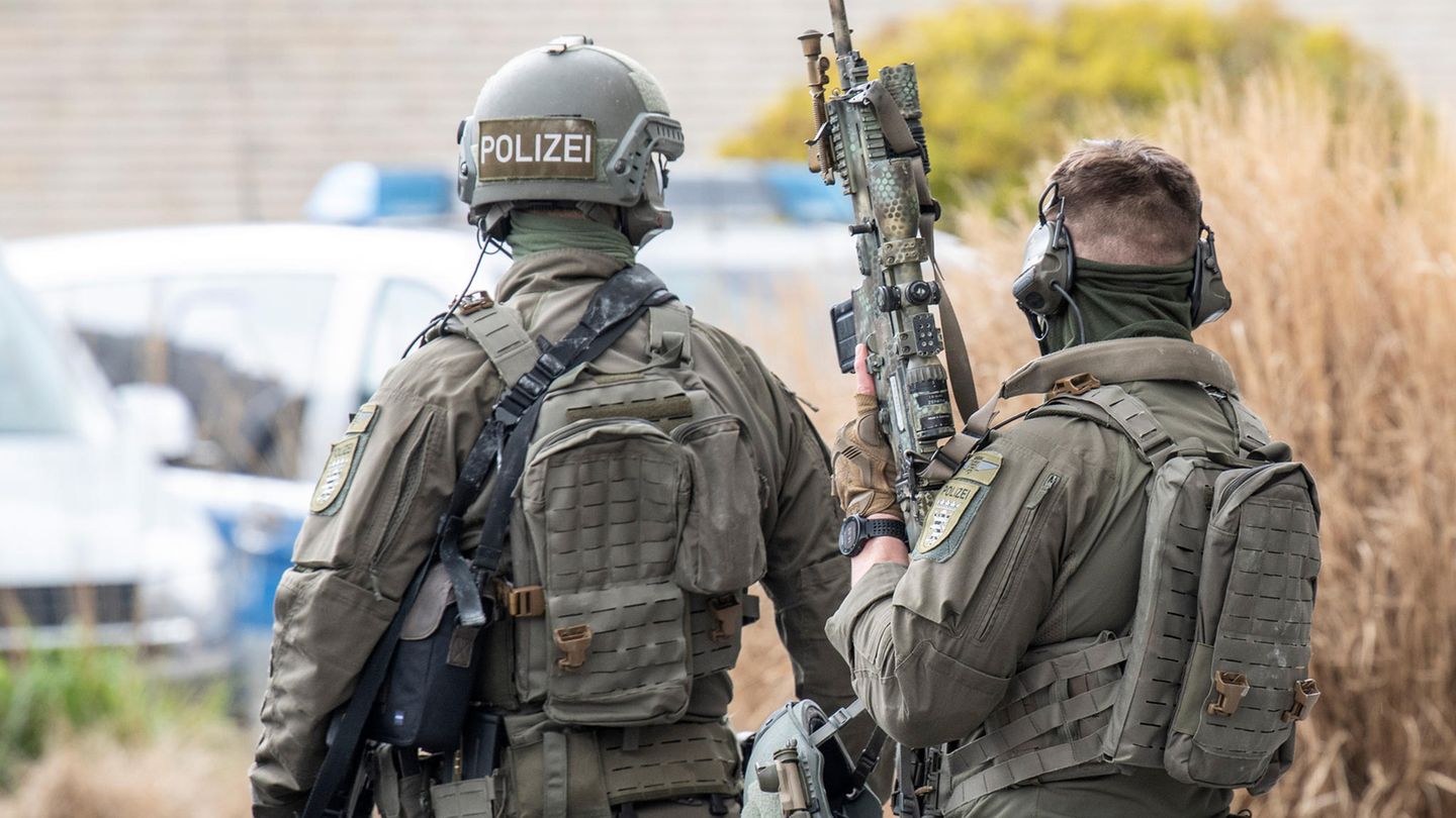 Beamte eines Spezialeinsatzkommandos (SEK) der Frankfurter Polizei stehen an einem Einsatzort im Osten der Stadt