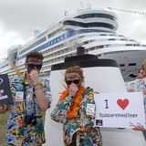 Mitglieder von Umwelt-Organisationen wie dem Nabu protestieren immer wieder gegen die Verwendung von Schweröl als Treibstoff auf Kreuzfahrtschiffen. Hier demonstrieren sie im Mai 2012 am Cruise Terminal in Hamburg vor der "Aida Luna".