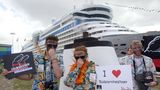 Mitglieder von Umwelt-Organisationen wie dem Nabu protestieren immer wieder gegen die Verwendung von Schweröl als Treibstoff auf Kreuzfahrtschiffen. Hier demonstrieren sie im Mai 2012 am Cruise Terminal in Hamburg vor der "Aida Luna".