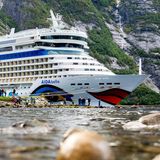 Nordland-Kreuzfahrt: Die "Aida Bella", Baujahr 2008, liegt an einem Kai im Eidfjord, einem Nebenarm des Hardangerfjords in Norwegen.