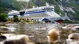 Nordland-Kreuzfahrt: Die "Aida Bella", Baujahr 2008, liegt an einem Kai im Eidfjord, einem Nebenarm des Hardangerfjords in Norwegen.