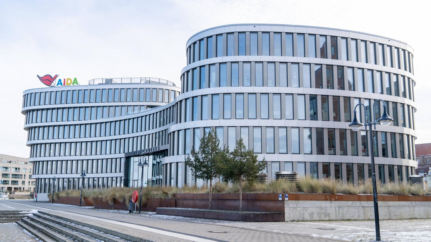 Kussmund auf dem Dach: 2016 wurde der neue Bürokomplex "Aida Home" in Rostock mit Blick aufs Wasser fertig, dem Unternehmenssitz. Die Schiffe segeln aufgrund der Firmenkonstruktion unter italiensicher Flagge und ihr Heimathafen ist Genua.