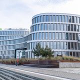 Kussmund auf dem Dach: 2016 wurde der neue Bürokomplex "Aida Home" in Rostock mit Blick aufs Wasser fertig, dem Unternehmenssitz. Die Schiffe segeln aufgrund der Firmenkonstruktion unter italiensicher Flagge und ihr Heimathafen ist Genua.