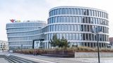 Kussmund auf dem Dach: 2016 wurde der neue Bürokomplex "Aida Home" in Rostock mit Blick aufs Wasser fertig, dem Unternehmenssitz. Die Schiffe segeln aufgrund der Firmenkonstruktion unter italiensicher Flagge und ihr Heimathafen ist Genua.