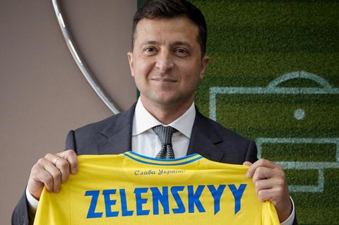 Präsident Wolodymyr Selenskyj zeigt das EM-Shirt der Ukraine