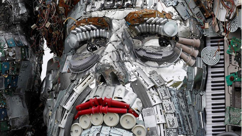 Angela Merkel als Müll-Skulptur