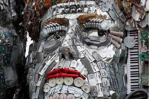 Aus Keyboards, Platinen und anderem Müll haben Protestierende den Kopf von Merkel überlebensgroß nachgebildet
