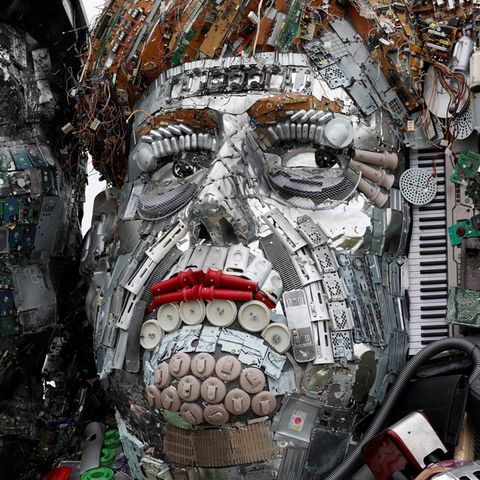 Aus Keyboards, Platinen und anderem Müll haben Protestierende den Kopf von Merkel überlebensgroß nachgebildet