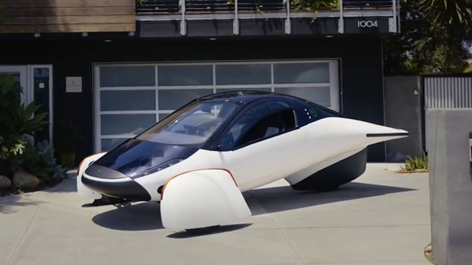 Futuristisches Auto Elektroauto „Sol“: Der Akku des Fahrzeuges wird von der Sonne geladen.