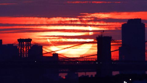 Feuerring über der Brooklyn Bridge: So dramatisch zeigt sich die partielle Sonnenfinsternis in New York