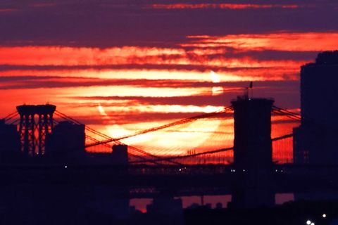 Feuerring über der Brooklyn Bridge: So dramatisch zeigt sich die partielle Sonnenfinsternis in New York