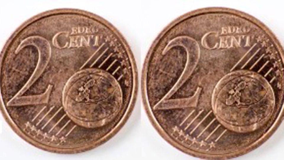 Zwei 2 Cent Münzen