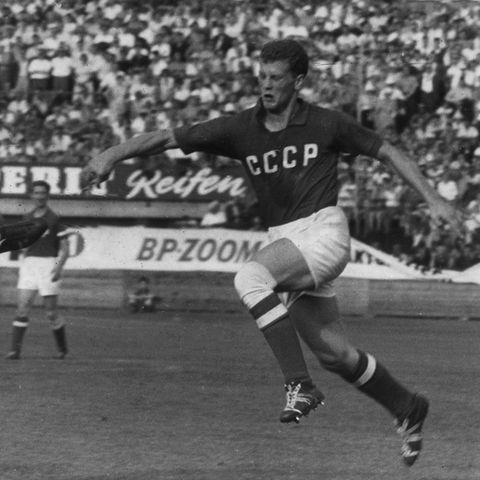 Viktor Ponedelnik (r.) im Zweikampf mit Österreichs Karl Koller am 4. September 1960
