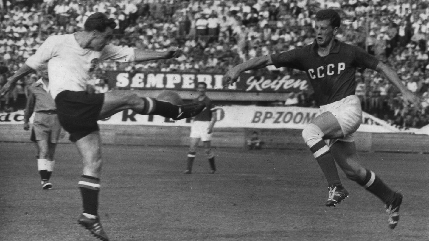 Viktor Ponedelnik (r.) im Zweikampf mit Österreichs Karl Koller am 4. September 1960 Viktor Ponedelnik (r.) im Zweikampf mit Österreichs Karl Koller am 4. September 1960