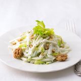 Walddorfsalat auf dem Teller