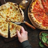 Zwei Pizzen von oben