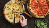Pizza  Eine wichtige Importzutat machte die Pizza erst zu Pizza, voher kannte man sie ausschließlich als Brot und das seit bereits 2000 Jahren. In der Mitte des 18. Jahrhunderts kam die Tomate nach Neapel und wohl auch aufs Brot. Die Speise verbreitete sich rasant, und es waren vor allem die Touristen, die die Leckerei in allen Ländern verbreiteten. Pizza war Streetfood, ein Gerichts fürs einfache Volk. Das aber auch schnell Einzug in die königlichen Höfe erhielt. Eine der beliebtesten Pizzen trägt daher noch heute den Namen einer italienischen Königin. Margarita habe, so geht die Legende, bei einem Besuch Neapels 1889 unbedingt die lokale Spezialität kosten wollen. Beim damals besten Pizzabäcker der Stadt, hatte sie die Wahl aus drei Sorten: Weiß mit Schweinespeck, Caciocavallo-Käse und Basilikum; Olivenöl und Sardellen; und Tomaten, Mozzarella und Basilikum. Die Geschichte besagt, dass die Königin die dritte wählte, weil sie der Flagge Italiens ähnelte. Seither trägt die Pizza "Margherita" ihren Namen. Zu globalem Ruhm aber halfen ihr italienische Auswanderer, die die Pizza im 19. Jahrhundert in die Welt brachten. In den USA wurde so aus dem einfachen Gericht ein Welthit. Hier geht's zum Rezept!