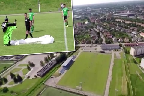 Polen: Fallschirmspringer stört Fußballspiel – und kassiert prompte Verwarnung