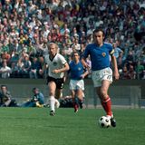 Dragan Dzajic führt den Ball am Fuß im Spiel gegen Deutschland