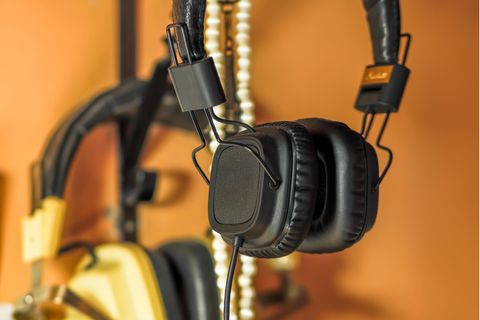 Headset-Halterung: Ein Kopfhörer hängt an einem Haken.
