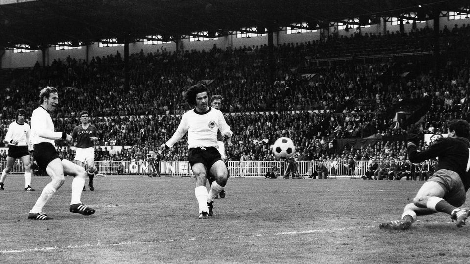 Gerd Müller schießt den Ball ins Tor der Sowjetunion