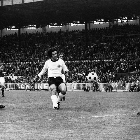 Gerd Müller schießt den Ball ins Tor der Sowjetunion