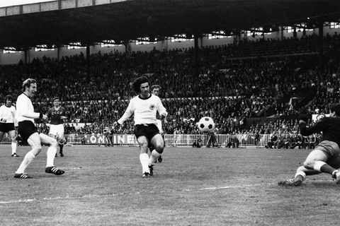 Gerd Müller schießt den Ball ins Tor der Sowjetunion