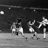 Dieter Müller schießt, zwei tschechoslowakische Abwehrspieler versuchen in den Ball zu springen