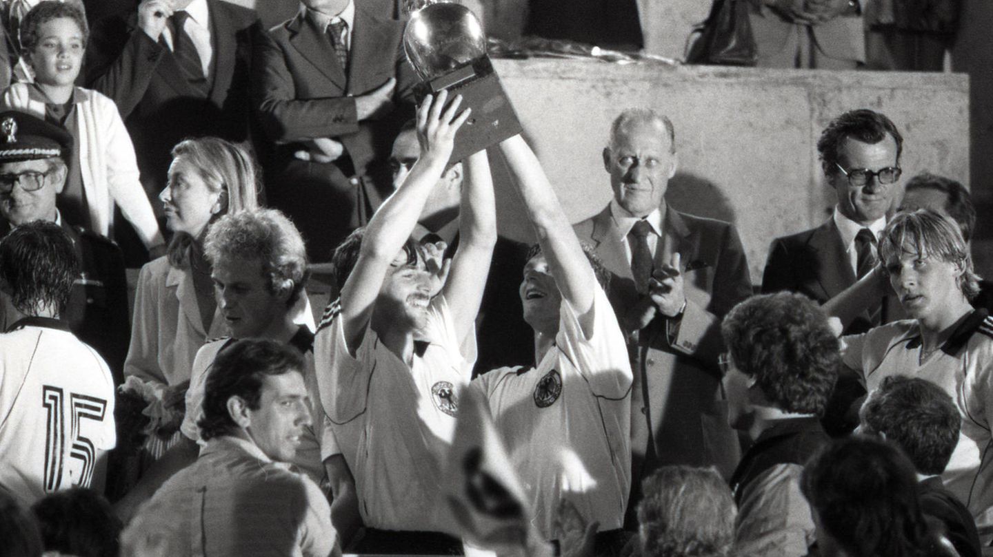Klaus Allofs reckt den Pokal in die Höhe