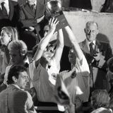 Klaus Allofs reckt den Pokal in die Höhe