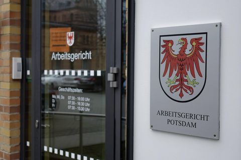 Verdächtige zu Bluttat in Potsdamer Behindertenheim mit vier Toten klagt gegen Kündigung.