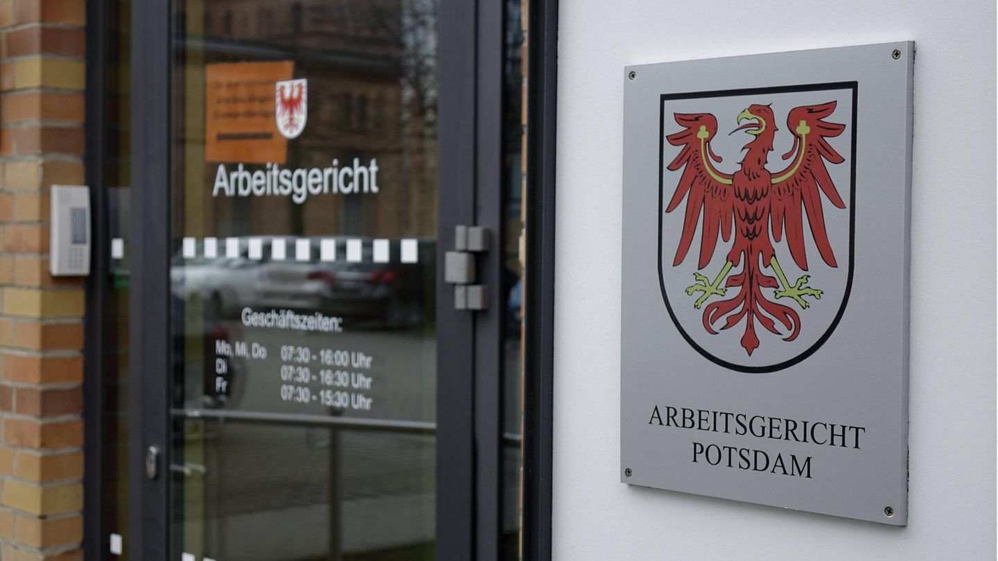 Verdächtige zu Bluttat in Potsdamer Behindertenheim mit vier Toten klagt gegen Kündigung.