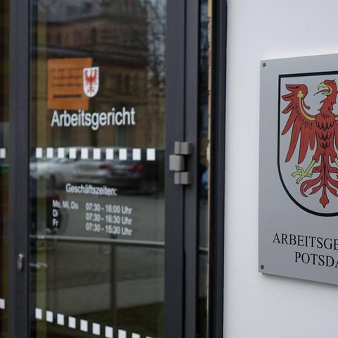 Verdächtige zu Bluttat in Potsdamer Behindertenheim mit vier Toten klagt gegen Kündigung.