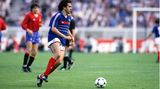 Michel Platini läuft mit dem Ball