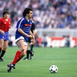 Michel Platini läuft mit dem Ball