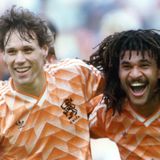 Marco van Basten legt seinen Arm über die Schulter von Ruud Gullit